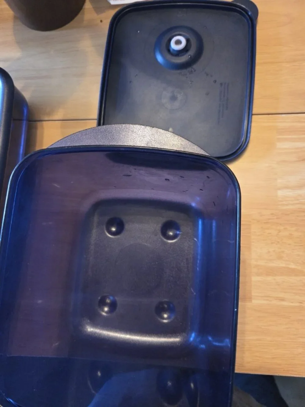 Tupperware vent serve